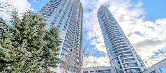 Luxury Farmhouse High-Rise Condo With CN Tower City View, Pool, Hot Tub