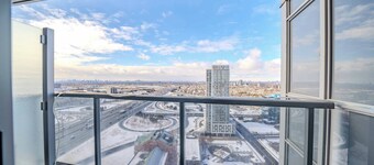 Luxury Farmhouse High-Rise Condo With CN Tower City View, Pool, Hot Tub