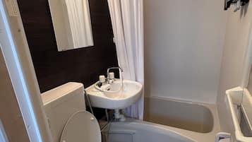 Family Room | Bathroom | Combined shower/bathtub, free toiletries, hair dryer, towels