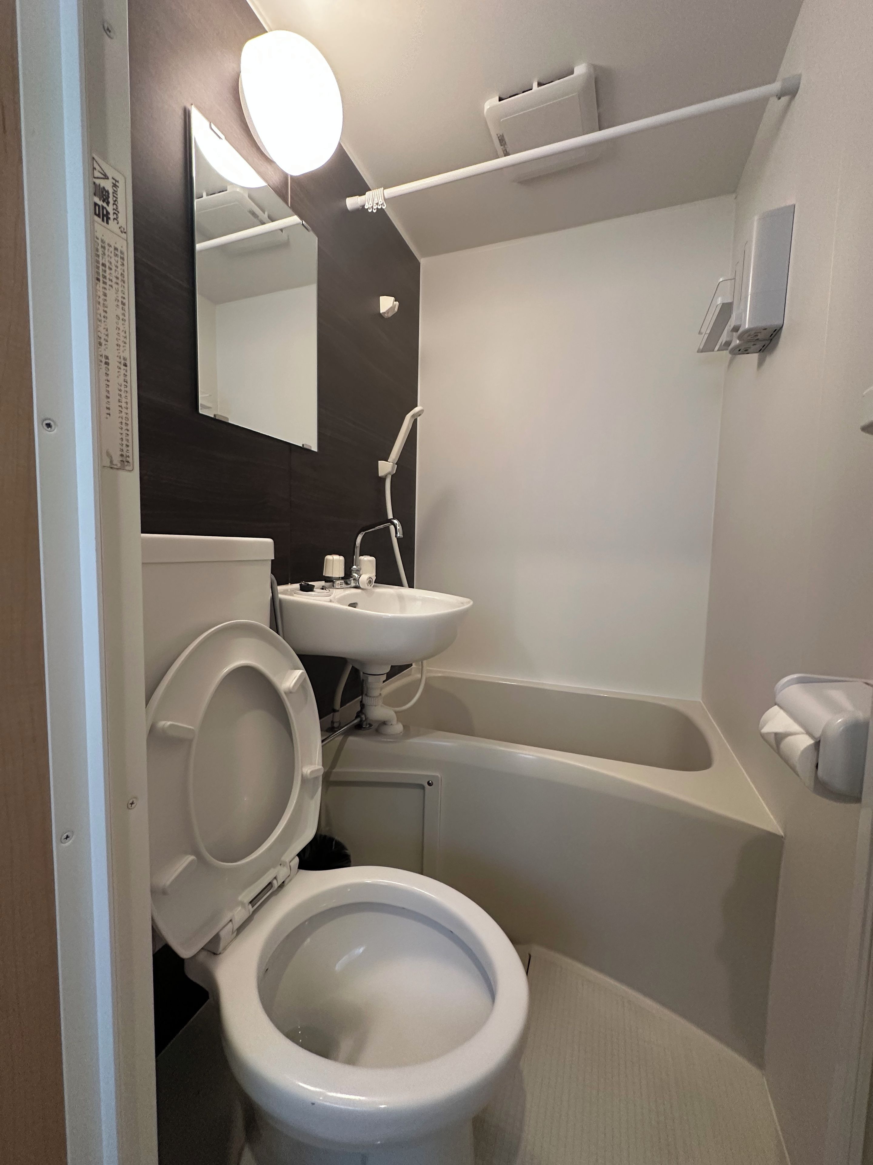 Combined shower/tub, free toiletries, hair dryer, towels
