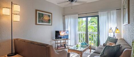 콘도, 퀸사이즈침대 1개, 발코니, 정원 전망 (204B) | 거실 공간 | 디지털 채널 시청이 가능한 40인치 TV