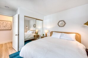 2 soverom, skrivebord, strykejern/-brett og wi-fi