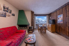 Televisio, takka, DVD-soitin