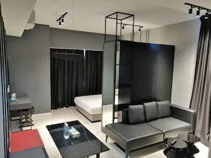 Una televisión de pantalla plana