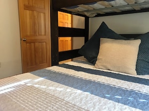 2 slaapkamers, een strijkplank/strijkijzer, wifi, beddengoed