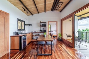 Kühlschrank, Mikrowelle, Herdplatte, Wasserkocher mit Kaffee-/Teezubehör