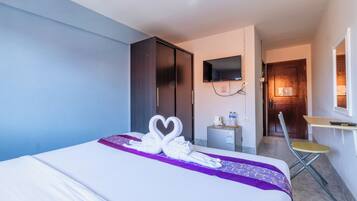 Budget King Bed No Balcony | Desk, free WiFi