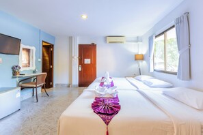 Kolmen hengen huone, kaupunkinäköala | Työpöytä, ilmainen Wi-Fi