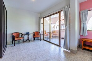 Kahden hengen deluxe-huone (kaksi sänkyä), parveke, kaupunkinäköala | Työpöytä, ilmainen Wi-Fi