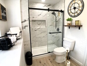 Dusche, Haartrockner, Handtücher, Seife
