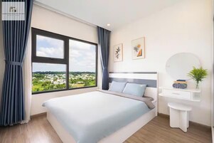 City appartement, 2 slaapkamers, balkon, uitzicht op stad | Luxe beddengoed, een gratis minibar, een bureau