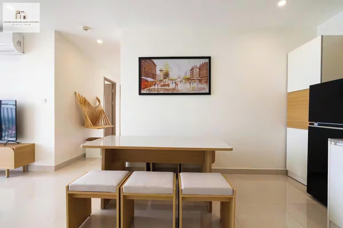 Una cocina moderna con comedor, un cuadro en la pared y un televisor a la izquierda.