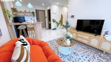 Apartamento grand, 1 quarto, sacada, vista para a cidade | Área de estar | Smart TV 24 polegadas com canais a cabo
