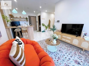 Grand Apartment, 1 Bedroom, Balcony, City View | Living area