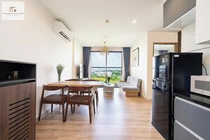 City appartement, 2 slaapkamers, balkon, uitzicht op de stad | Woonruimte | Een 24-inch smart-tv met kabelzenders