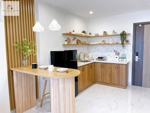 Apartamento Grand, 1 habitación, balcón, vistas a la ciudad | Cocina privada | Horno, placa de cocina, arrocera y utensilios de cocina
