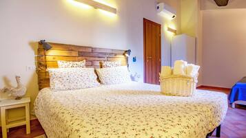 2 camere, una scrivania, ferro/asse da stiro, culla da viaggio