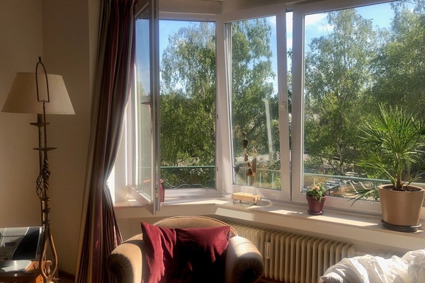one apt on each floor, counter on wall of bay windows, 3rd floor, good air flow