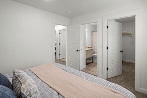 3 bedrooms, desk, iron/ironing board, travel cot