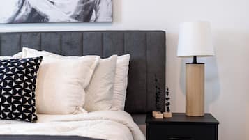 3 slaapkamers, een bureau, een strijkplank/strijkijzer, reisbedje