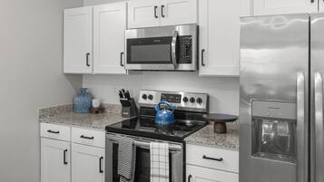 Een magnetron, een oven, een kookplaat, een vaatwasser