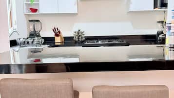 Microondas, horno, parrilla de estufa y cafetera y tetera