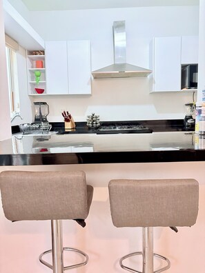 Mikrobølgeovn, ovn, kokeplater og kaffetrakter/tekoker