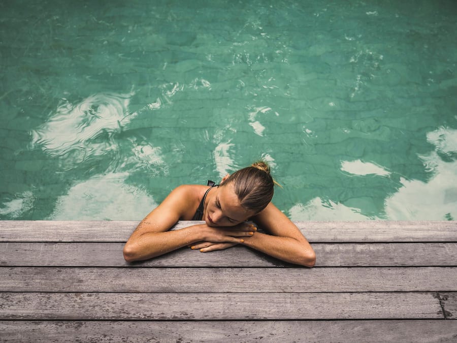 Kolam renang atas bumbung