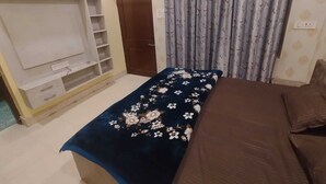Une chambre à coucher avec un lit, une armoire et une porte.