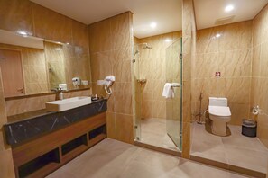 Royal Suite, Connecting Rooms | Bathroom | Slippers, bidet, towels, soap - Labersa Hotel And Convention Center Toba Balige (Balige)