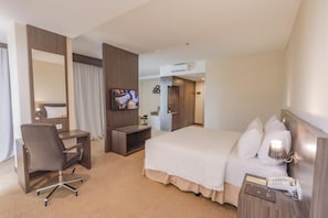 Suíte júnior, sacada | Frigobar, Wi-Fi de cortesia, roupa de cama