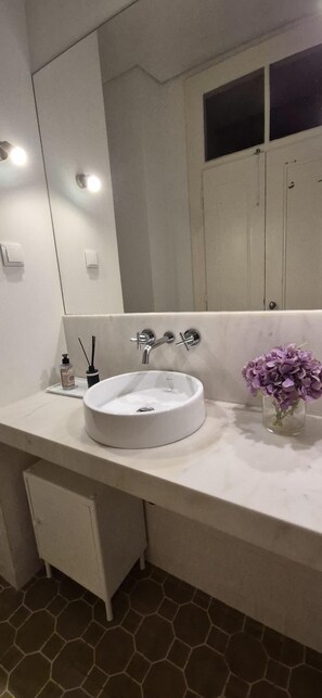 Hair dryer, towels, shampoo, toilet paper - Alfama S Loft (Lisboa)