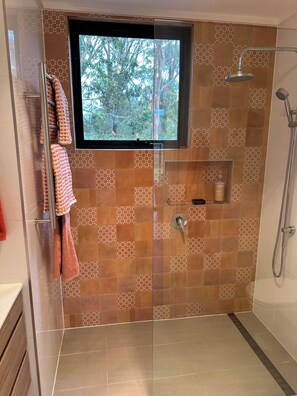 Douche, sèche-cheveux, serviettes fournies, savon