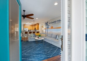 Una Smart TV, un futbolín, libros