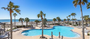 Ohana Cabana w/HOT TUB: Spacious 4 bed house, 6 min walk to private Beach/Pool