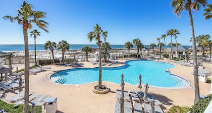 Ohana Cabana w/HOT TUB: Spacious 4 bed house, 6 min walk to private Beach/Pool