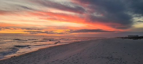 Ohana Cabana w/HOT TUB: Spacious 4 bed house, 6 min walk to private Beach/Pool