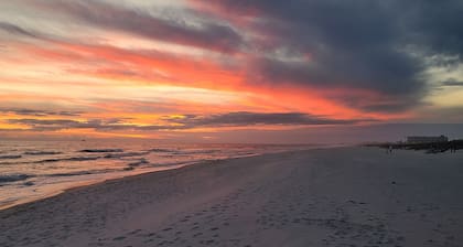 Ohana Cabana w/HOT TUB: Spacious 4 bed house, 6 min walk to private Beach/Pool