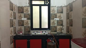 Basic Studio | Shared kitchen | Mini-fridge, stovetop, dishwasher, cookware/dishes/utensils