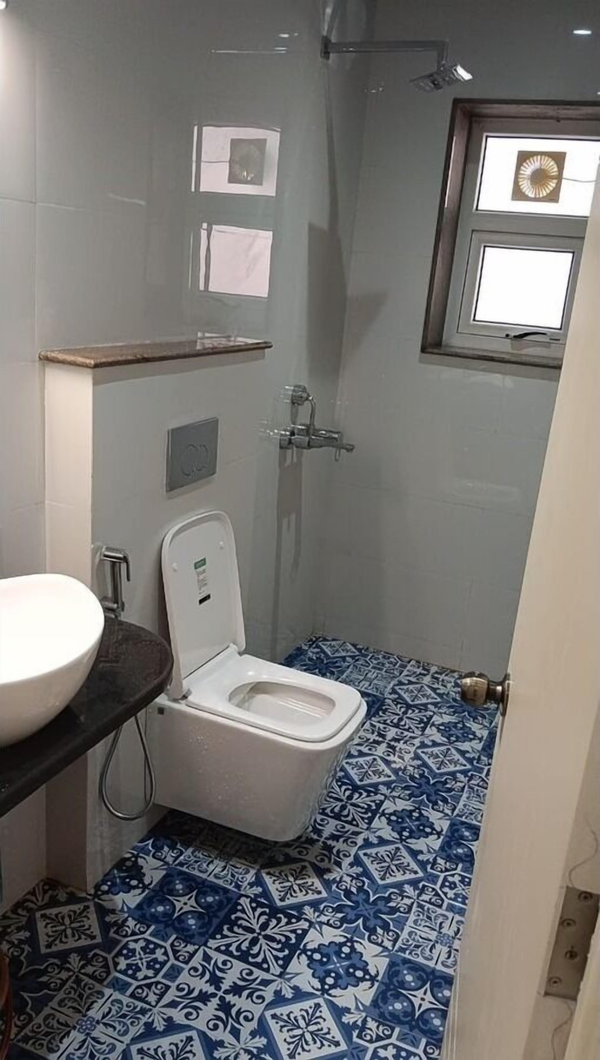 Un bagno piccolo con il water, un lavandino e una doccia.