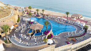 Alberca al aire libre y alberca climatizada