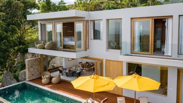 A modern two-story house with a swimming pool, outdoor seating, and large windows. - Villa Bella Vista Samui (Koh Samui)