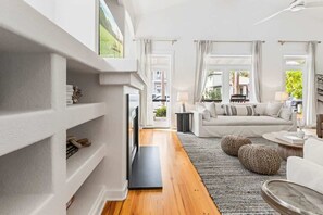 Télévision, cheminée, jeux vidéo, espaces bureaux