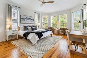 4 chambres, bureau, fer et planche à repasser, lit parapluie