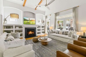 Fernseher, Kamin, Videospiele, Arbeitsbereiche