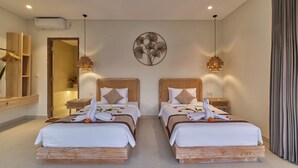 Hotelkamer met twee bedden, elk met een houten hoofdeinde, wit beddengoed en decoratieve zwanen. Er zijn wandlampen en een grote spiegel.