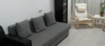 Spacious 3-bedroom apartment with AC, WiFi in charming Giv'atayim