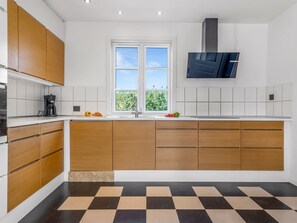 Frigorífico, microondas, lavavajillas y utensilios de cocina