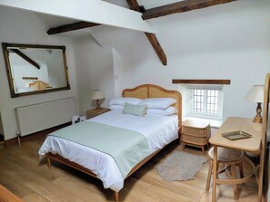 2 bedrooms, iron/ironing board, travel crib, free WiFi - Beudy Ger Y Mor, Porthcawl
A two bedroom annexe attached to a charming farmhouse (Porthcawl)