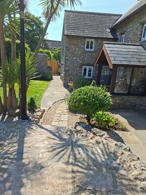 Property grounds - Beudy Ger Y Mor, Porthcawl
A two bedroom annexe attached to a charming farmhouse (Porthcawl)